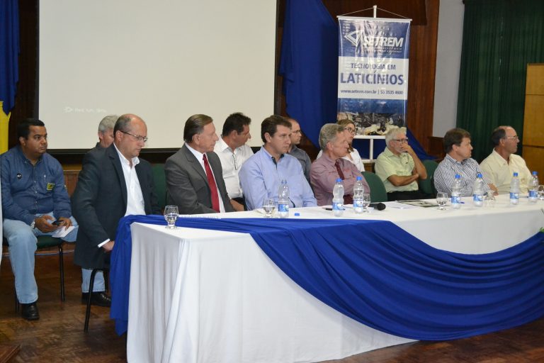 Sindilat participa de Aula Magna do curso de Tecnologia em Laticínios em Três de Maio