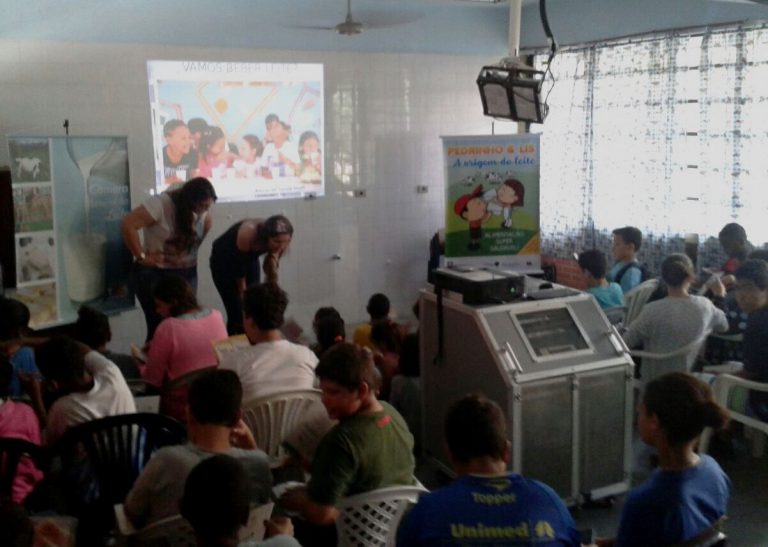 Dia do Leite na Escola movimenta colégio de Porto Alegre