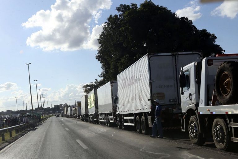 Laticínios seguem sem captar leite no final de semana e já faltam insumos industriais