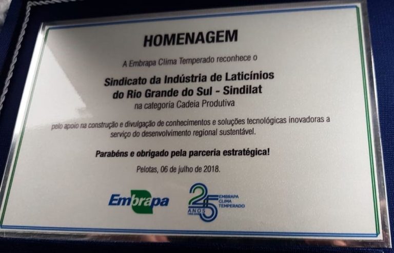 Sindilat é homenageado nos 25 anos da Embrapa Clima Temperado