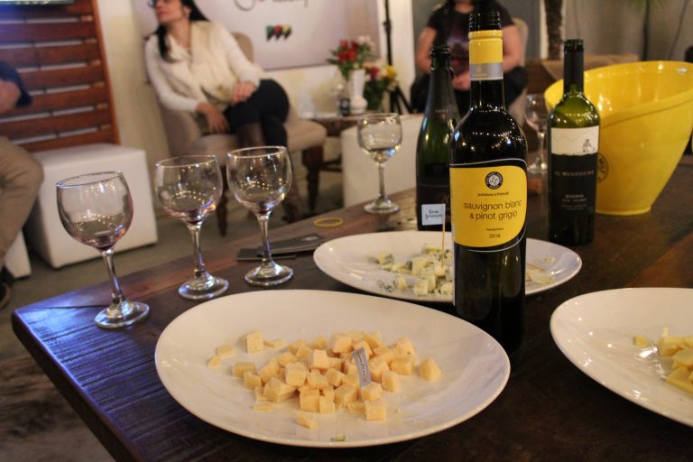 Oficina ensina participantes a harmonizar queijos e vinhos