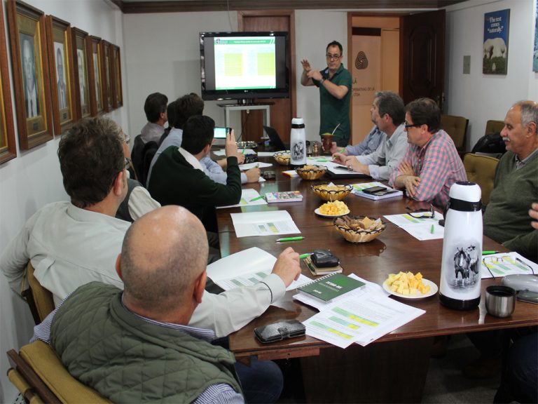Preço do leite segue em queda no RS