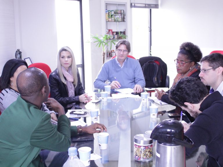 Sindilat recebe empresário senegalês interessado em produtos lácteos do Estado