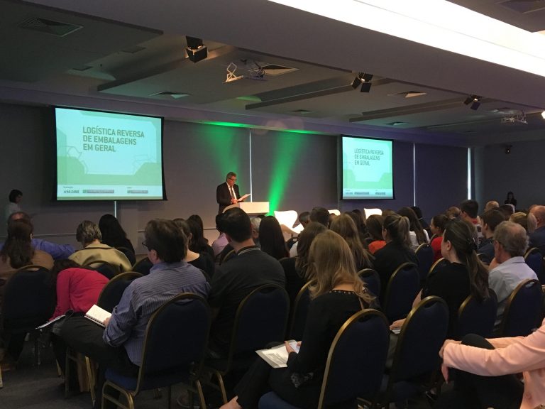 Sindilat participa de evento sobre Logística Reversa de Embalagens