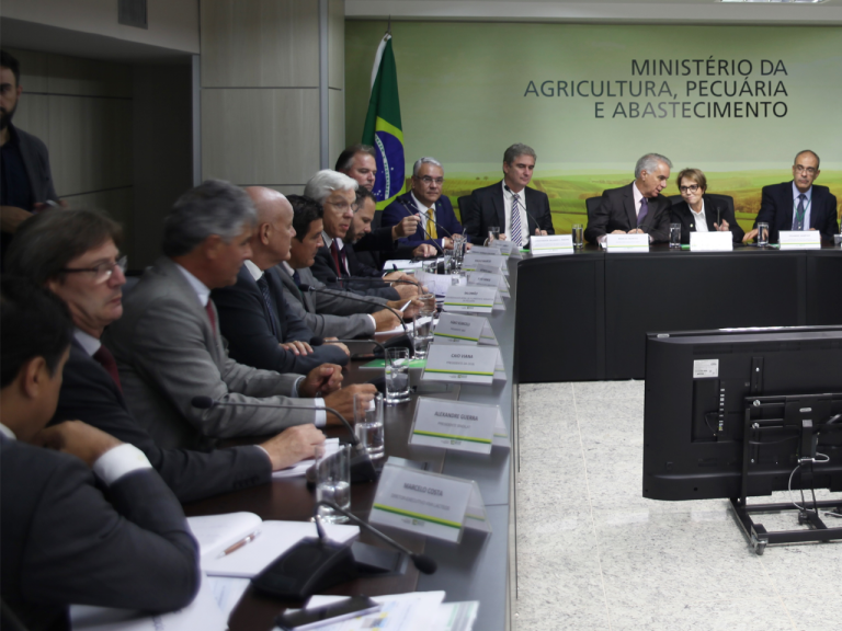 Setor lácteo e governo irão traçar plano de desenvolvimento para a cadeia produtiva do leite