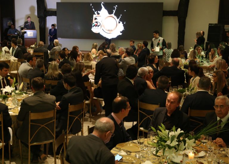 Festa de 50 anos do Sindilat reúne autoridades e representantes do setor lácteo em Porto Alegre